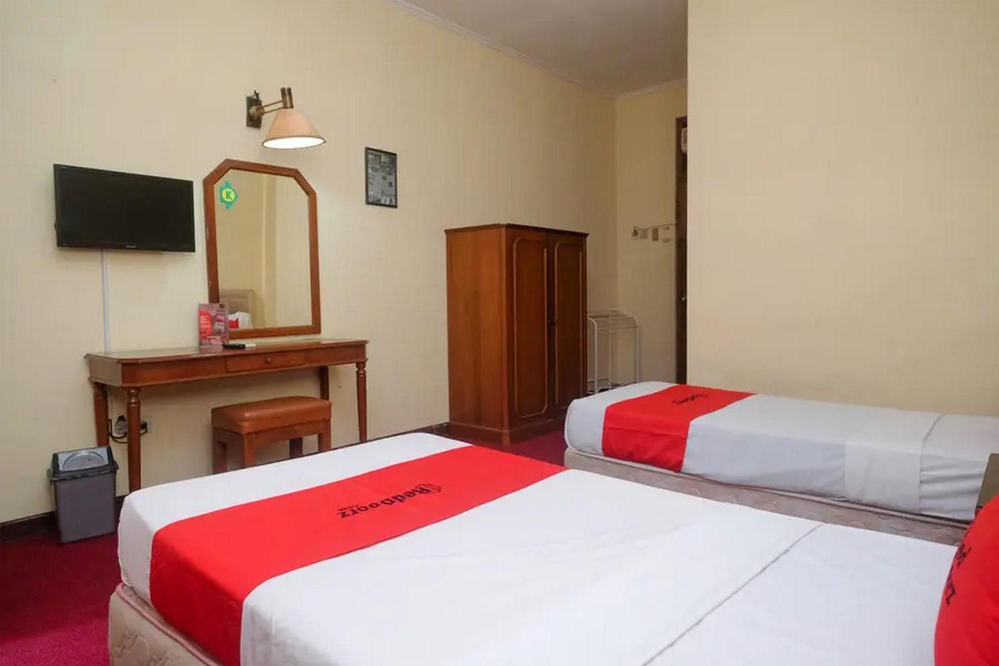 Hotel RedDoorz Plus @ Laweyan Solo Zewnętrze zdjęcie